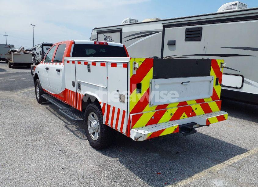 Photo 3 of 2018 Ram 3500 TRADESMAN (VIN 3C63R3GJ6JG407988)