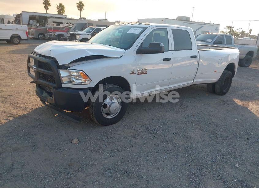 Photo 2 of 2018 Ram 3500 TRADESMAN (VIN 3C63RPGLXJG274192)