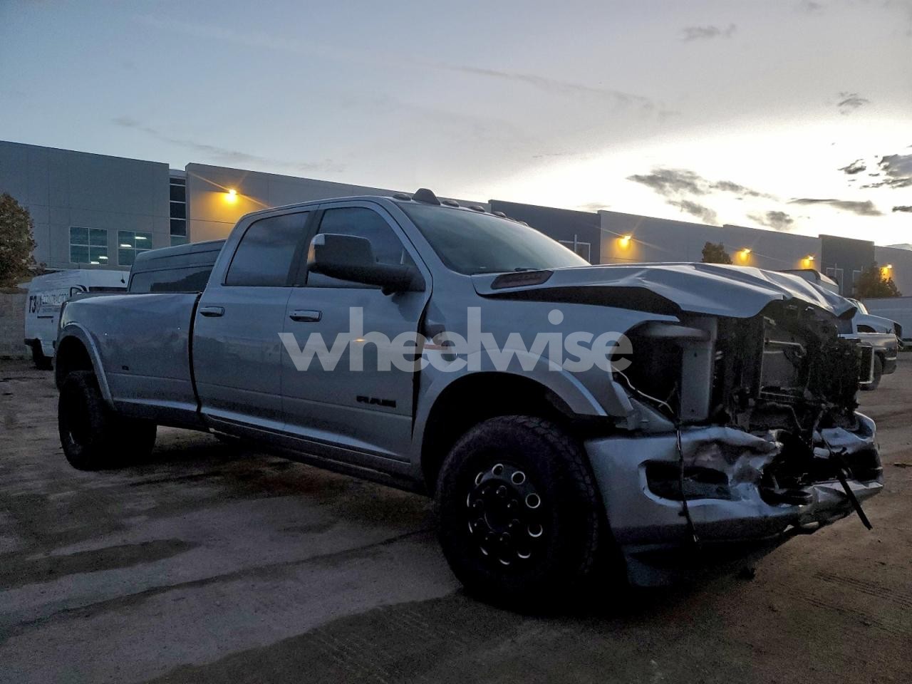 Photo 4 of 2021 RAM 3500 LARAMIE (VIN 3C63RRJL3MG549636)
