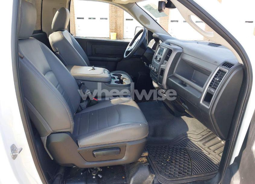 Photo 5 of 2018 Ram 1500 TRADESMAN 4X4 6'4 BOX (VIN 3C6JR7AGXJG210530)