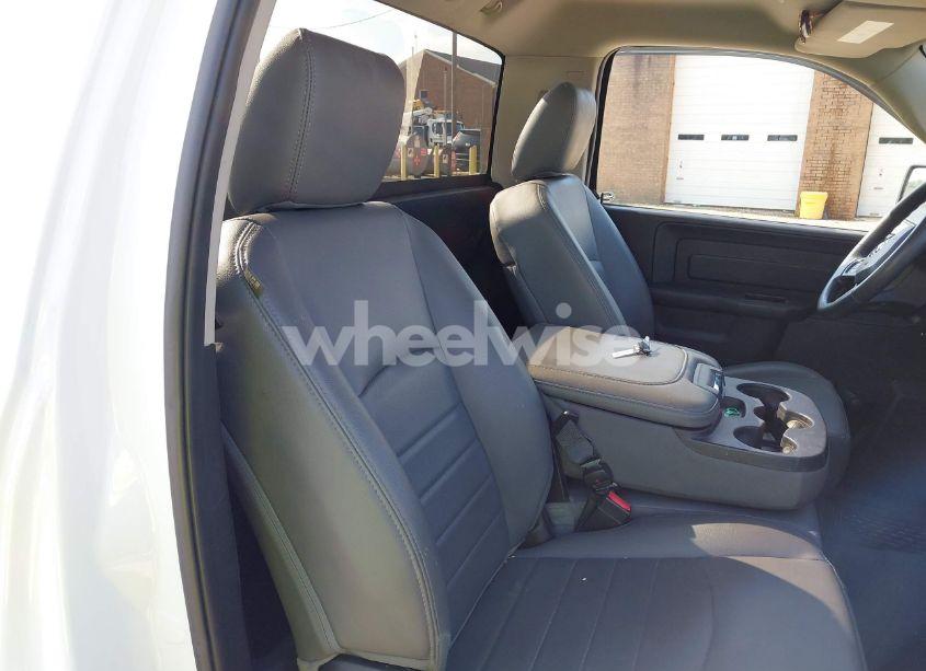 Photo 8 of 2018 Ram 1500 TRADESMAN 4X4 6'4 BOX (VIN 3C6JR7AGXJG210530)