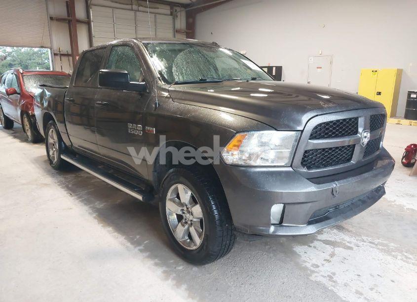 2017 Ram 1500 EXPRESS 4X4 5'7 BOX (VIN 3C6RR7KT3HG765599) main photo