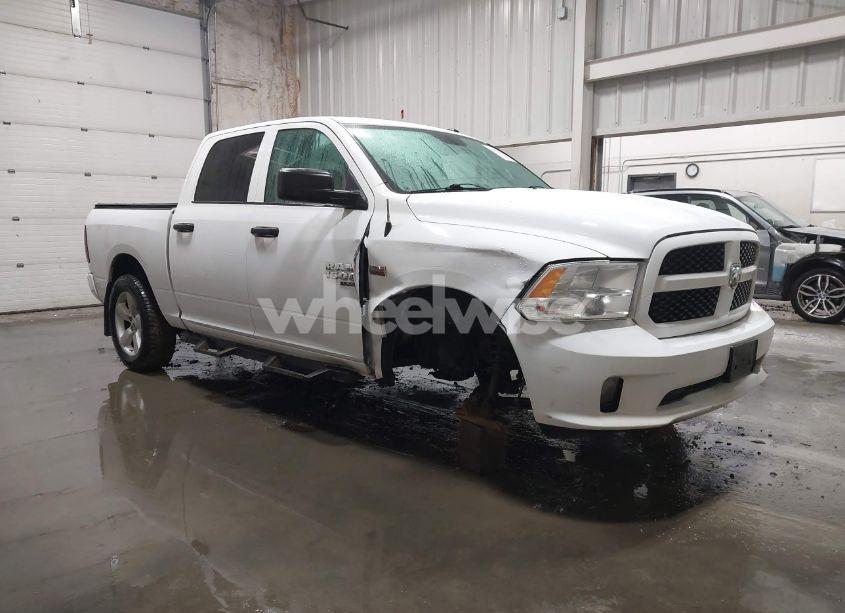 2020 Ram 1500 CLASSIC EXPRESS 4X4 5'7 BOX (VIN 3C6RR7KT3LG242477) main photo