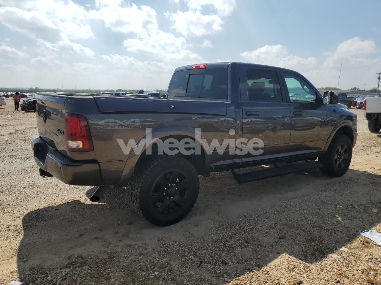 Photo 3 of 2018 RAM 2500 LARAMIE (VIN 3C6UR5FJ7JG205114)