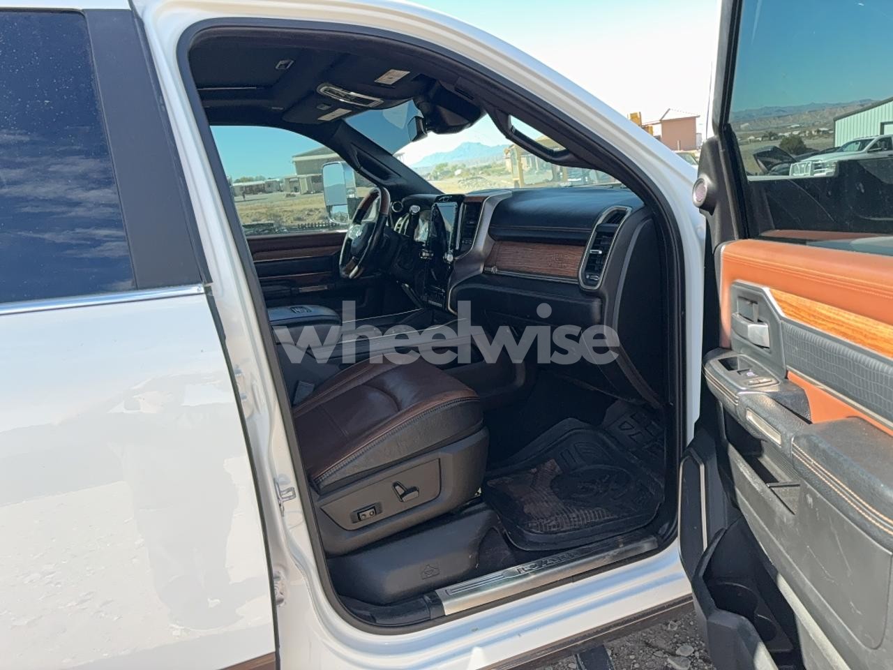 Photo 5 of 2019 RAM 2500 LONGHORN (VIN 3C6UR5LL5KG624554)