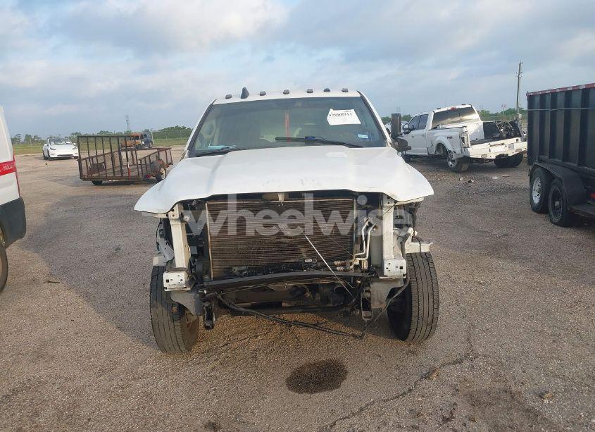 Photo 12 of 2019 Ram 3500 CHASSIS TRADESMAN/SLT/LARAMIE/LIMITED (VIN 3C7WRSCL0KG665208)