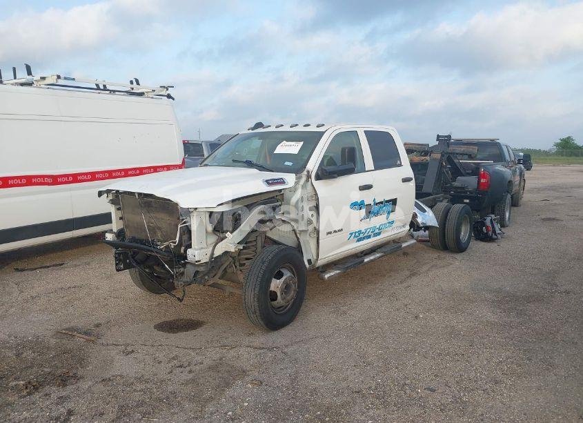 Photo 2 of 2019 Ram 3500 CHASSIS TRADESMAN/SLT/LARAMIE/LIMITED (VIN 3C7WRSCL0KG665208)