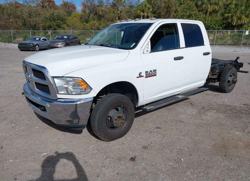Photo 2 of 2018 Ram 3500 CHASSIS TRADESMAN/SLT/LARAMIE (VIN 3C7WRSCL4JG165762)