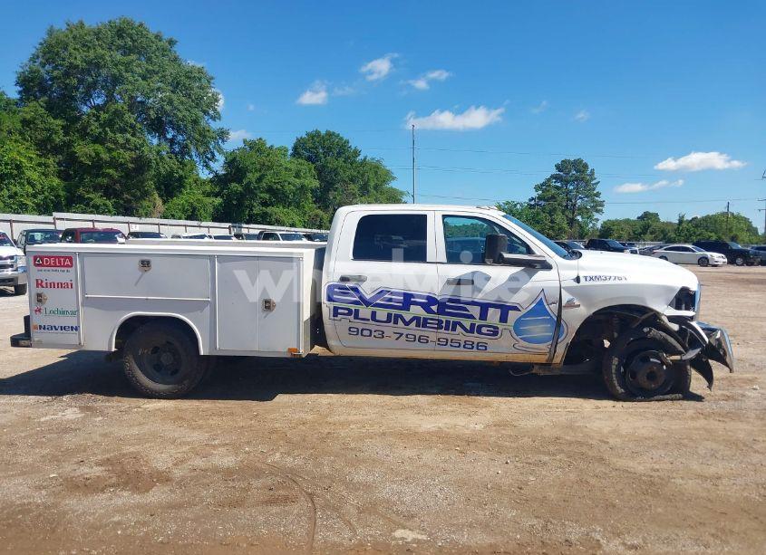 Photo 12 of 2018 Ram 3500 CHASSIS TRADESMAN/SLT/LARAMIE (VIN 3C7WRTCL8JG331643)