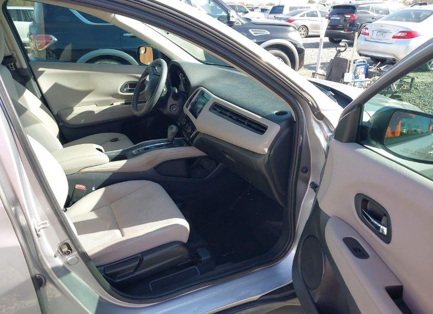 Photo 5 of 2018 Honda Hr-v LX (VIN 3CZRU5H3XJM703623)