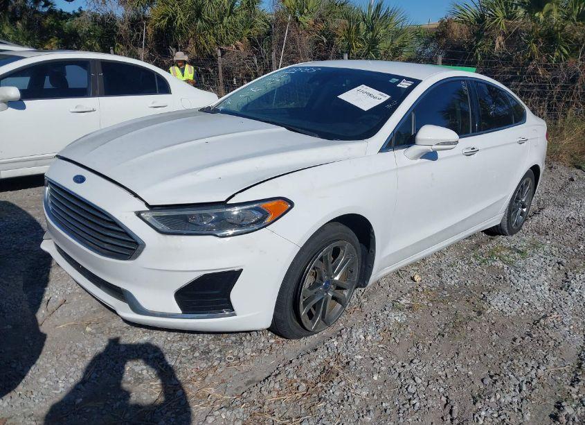 Photo 2 of 2019 Ford Fusion SEL (VIN 3FA6P0CD8KR138835)