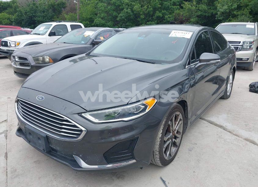 Photo 2 of 2019 Ford Fusion SEL (VIN 3FA6P0CDXKR260550)