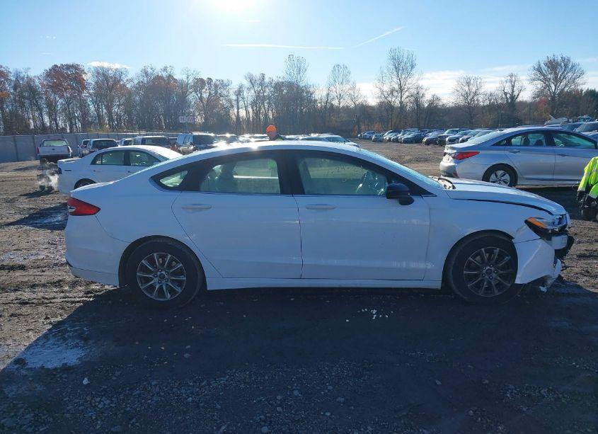 Photo 13 of 2018 Ford Fusion S (VIN 3FA6P0G70JR189538)