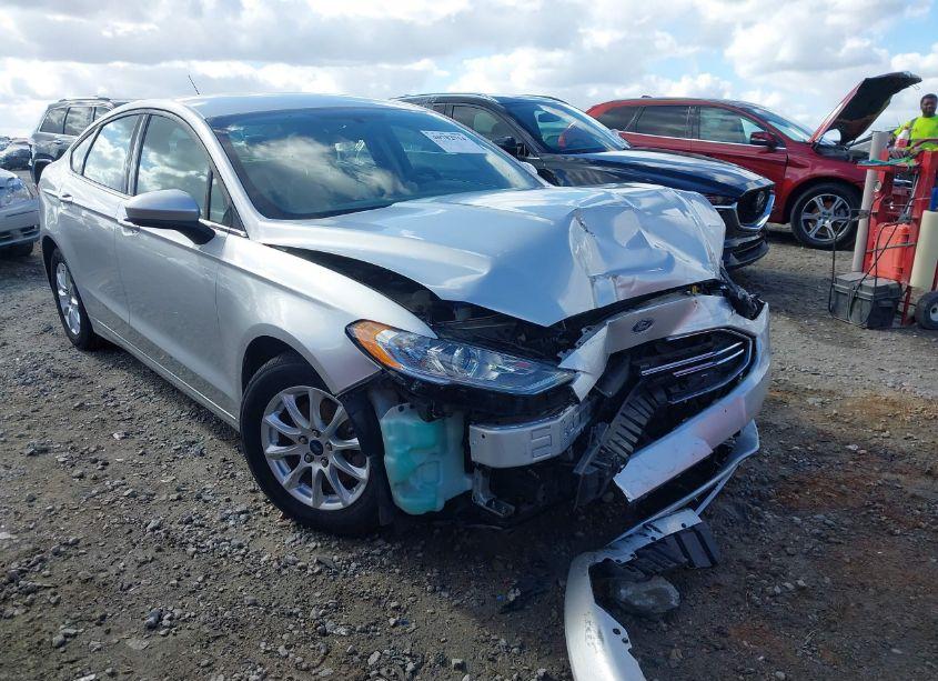 2018 Ford Fusion S (VIN 3FA6P0G70JR228807) main photo