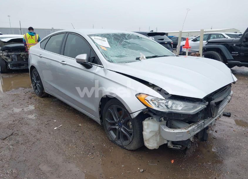 2018 Ford Fusion S (VIN 3FA6P0G70JR240018) main photo
