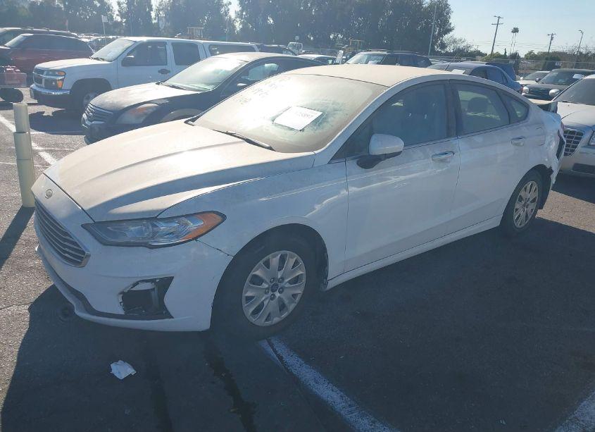 Photo 2 of 2019 Ford Fusion S (VIN 3FA6P0G70KR184034)