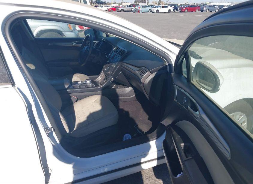 Photo 5 of 2019 Ford Fusion S (VIN 3FA6P0G70KR184034)