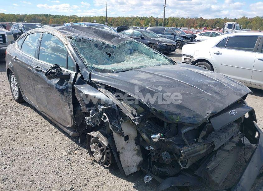 2014 Ford Fusion S (VIN 3FA6P0G71ER121237) main photo
