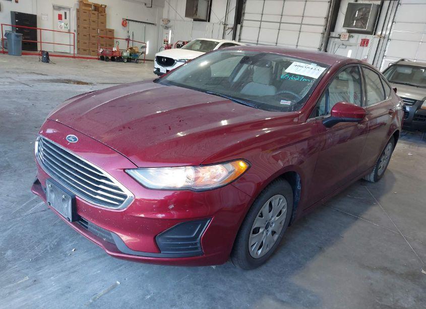 Photo 2 of 2019 Ford Fusion S (VIN 3FA6P0G71KR164875)