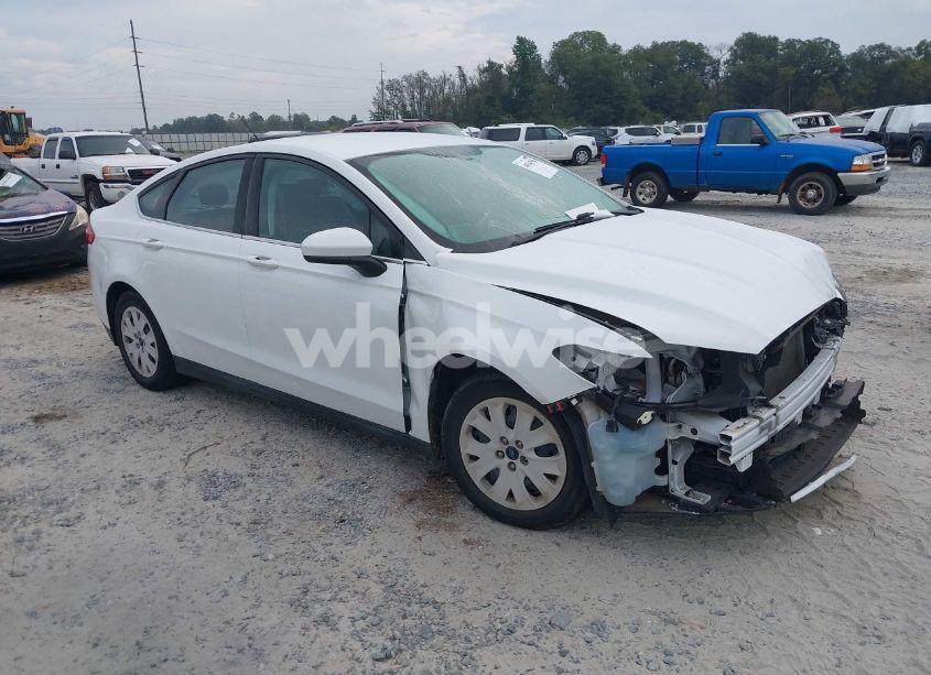 2014 Ford Fusion S (VIN 3FA6P0G72ER167451) main photo