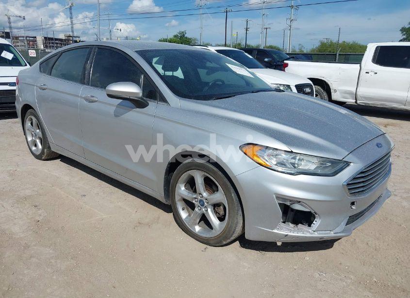 2019 Ford Fusion S (VIN 3FA6P0G72KR136048) main photo