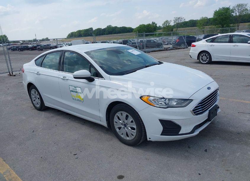 2019 Ford Fusion S (VIN 3FA6P0G72KR154050) main photo
