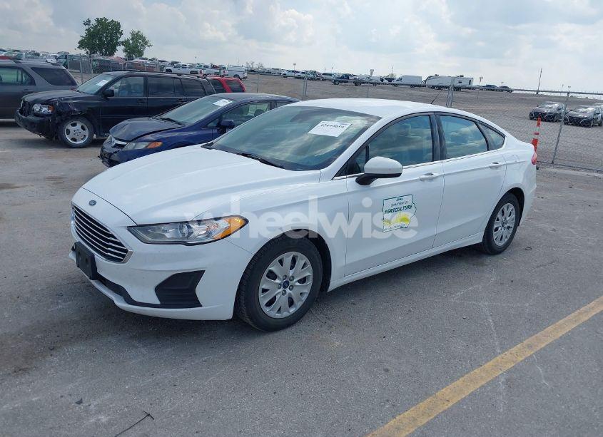 Photo 2 of 2019 Ford Fusion S (VIN 3FA6P0G72KR154050)