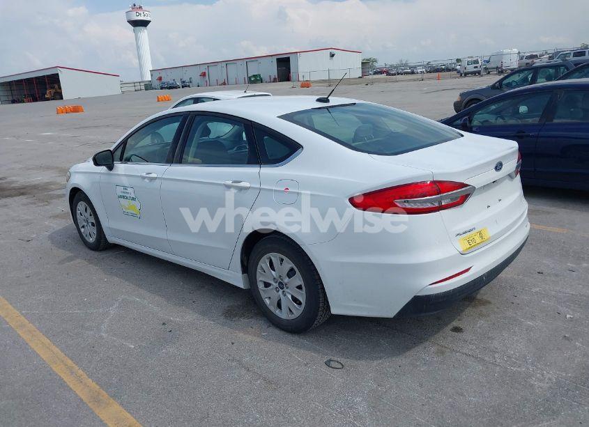 Photo 3 of 2019 Ford Fusion S (VIN 3FA6P0G72KR154050)