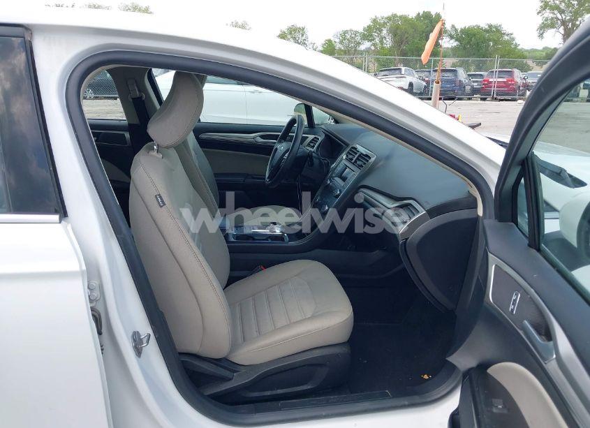 Photo 5 of 2019 Ford Fusion S (VIN 3FA6P0G72KR154050)
