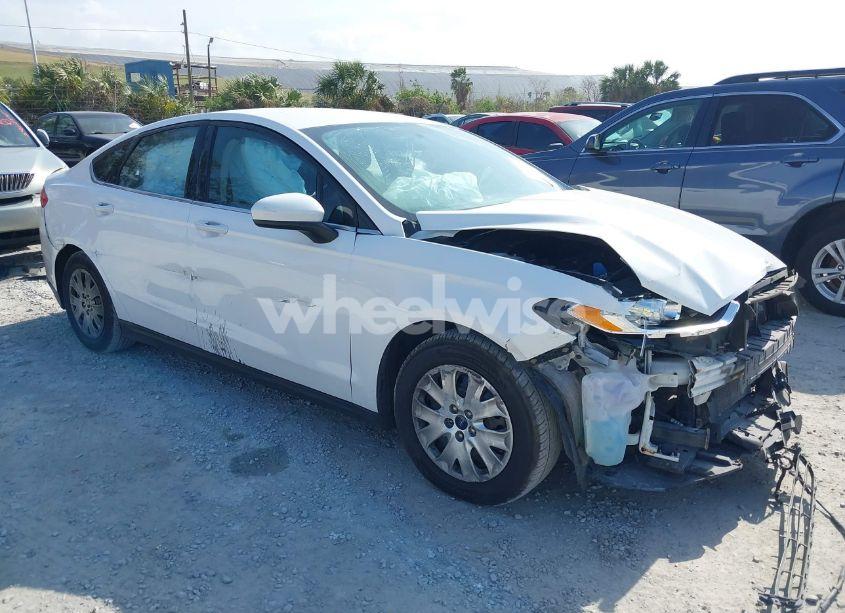 2013 Ford Fusion S (VIN 3FA6P0G73DR324516) main photo