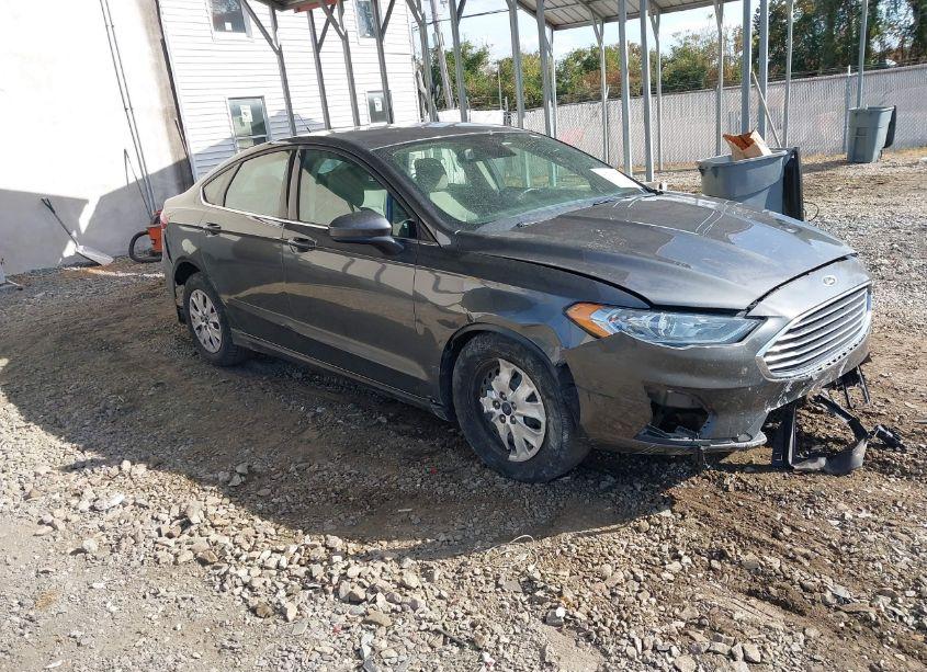 2019 Ford Fusion S (VIN 3FA6P0G73KR158883) main photo