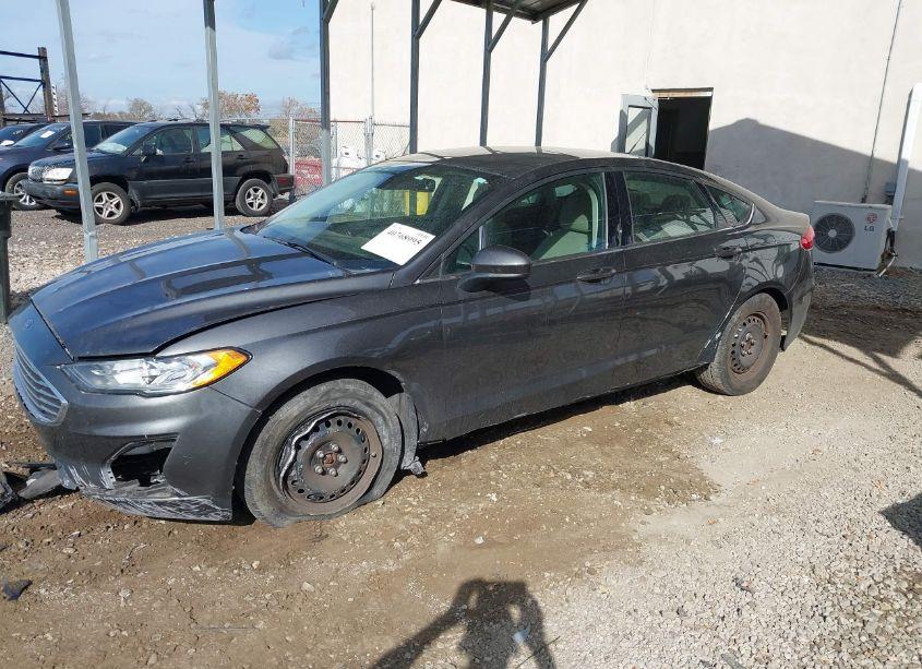 Photo 2 of 2019 Ford Fusion S (VIN 3FA6P0G73KR158883)