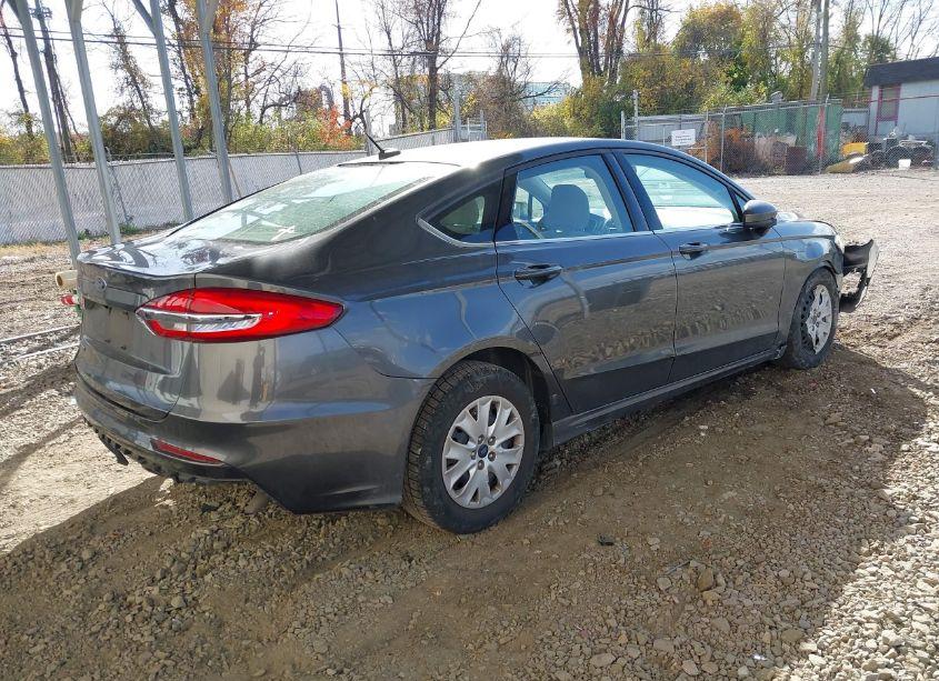 Photo 4 of 2019 Ford Fusion S (VIN 3FA6P0G73KR158883)