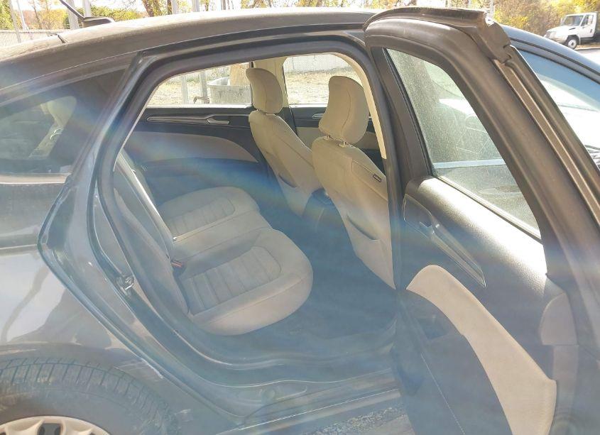 Photo 8 of 2019 Ford Fusion S (VIN 3FA6P0G73KR158883)