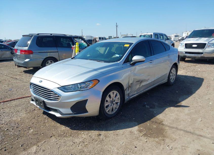 Photo 2 of 2019 Ford Fusion S (VIN 3FA6P0G73KR171228)