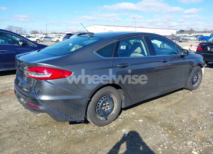 Photo 4 of 2019 Ford Fusion S (VIN 3FA6P0G73KR280465)