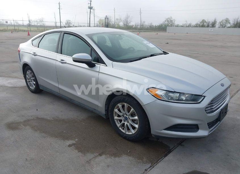 2015 Ford Fusion S (VIN 3FA6P0G74FR257153) main photo