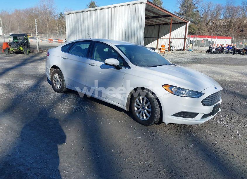 2018 Ford Fusion S (VIN 3FA6P0G74JR229779) main photo