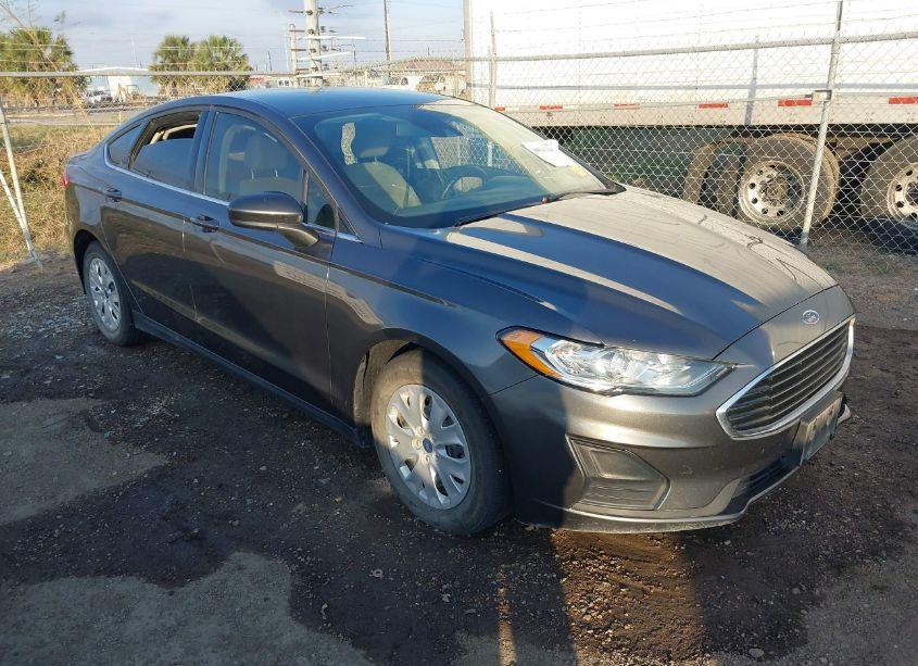 2020 Ford Fusion S (VIN 3FA6P0G74LR135520) main photo