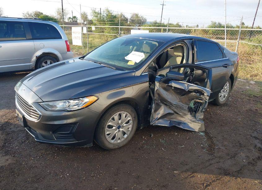 Photo 2 of 2020 Ford Fusion S (VIN 3FA6P0G74LR135520)