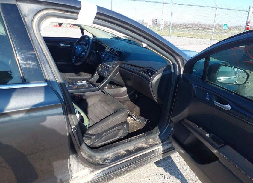 Photo 5 of 2018 Ford Fusion S (VIN 3FA6P0G75JR186604)