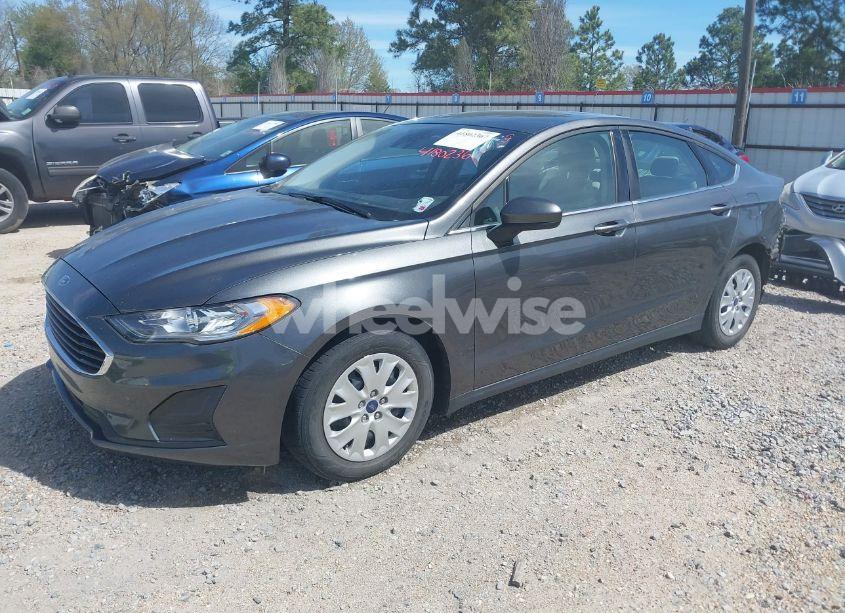Photo 2 of 2020 Ford Fusion S (VIN 3FA6P0G75LR260266)