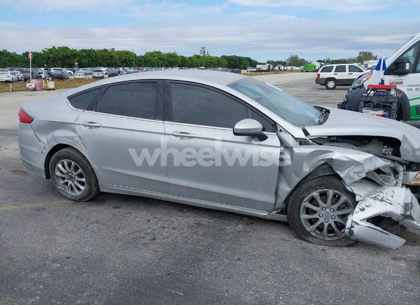 Photo 17 of 2018 Ford Fusion S (VIN 3FA6P0G76JR143616)