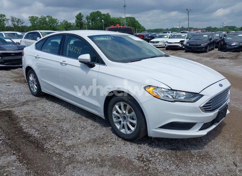 2018 Ford Fusion S (VIN 3FA6P0G76JR156558) main photo