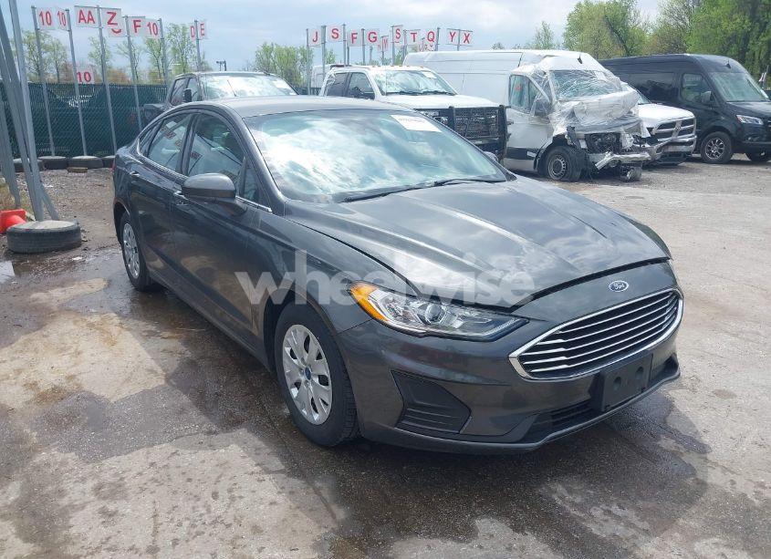 2019 Ford Fusion S (VIN 3FA6P0G76KR247492) main photo