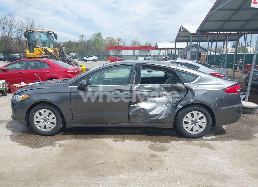 Photo 14 of 2019 Ford Fusion S (VIN 3FA6P0G76KR247492)