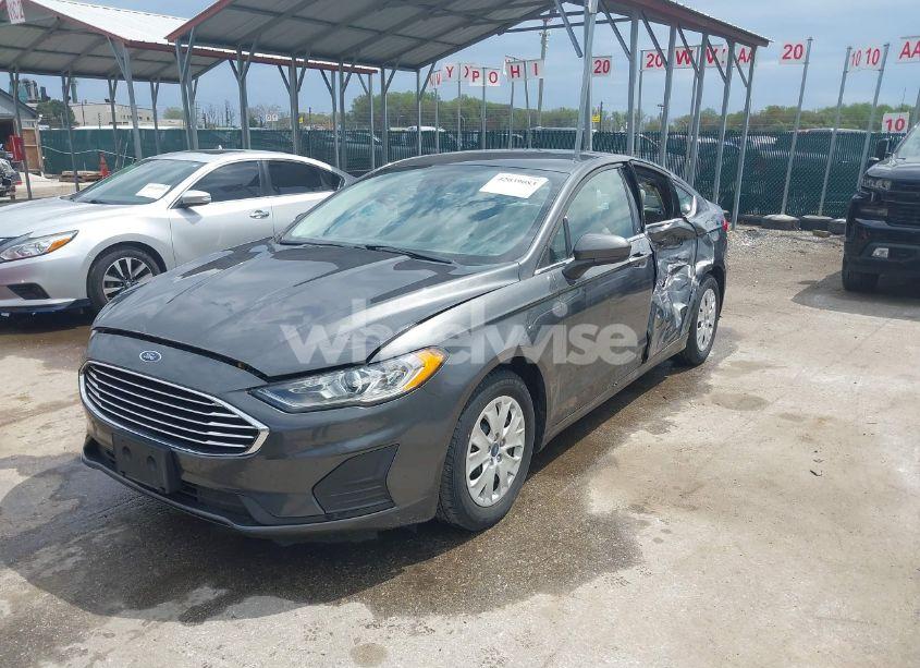 Photo 2 of 2019 Ford Fusion S (VIN 3FA6P0G76KR247492)