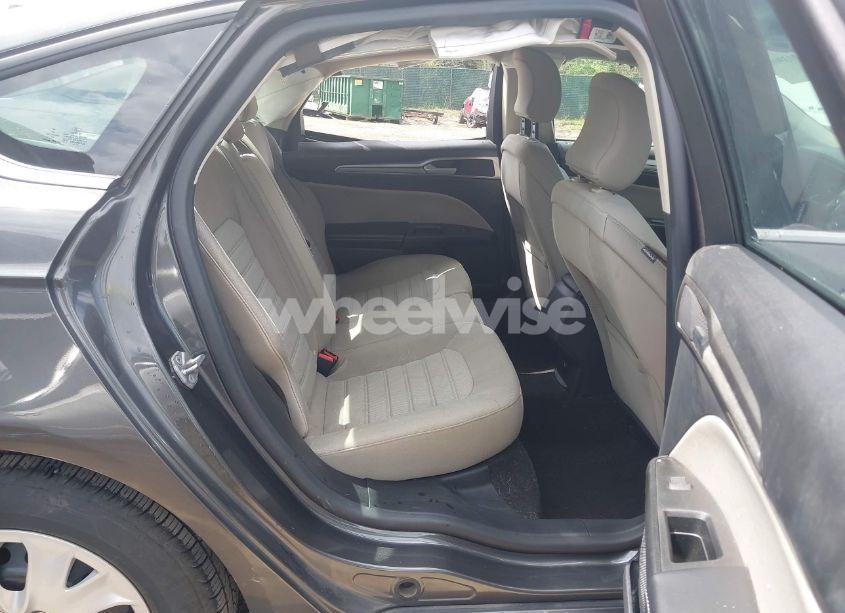 Photo 8 of 2019 Ford Fusion S (VIN 3FA6P0G76KR247492)