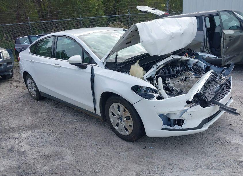 2020 Ford Fusion S (VIN 3FA6P0G76LR220570) main photo