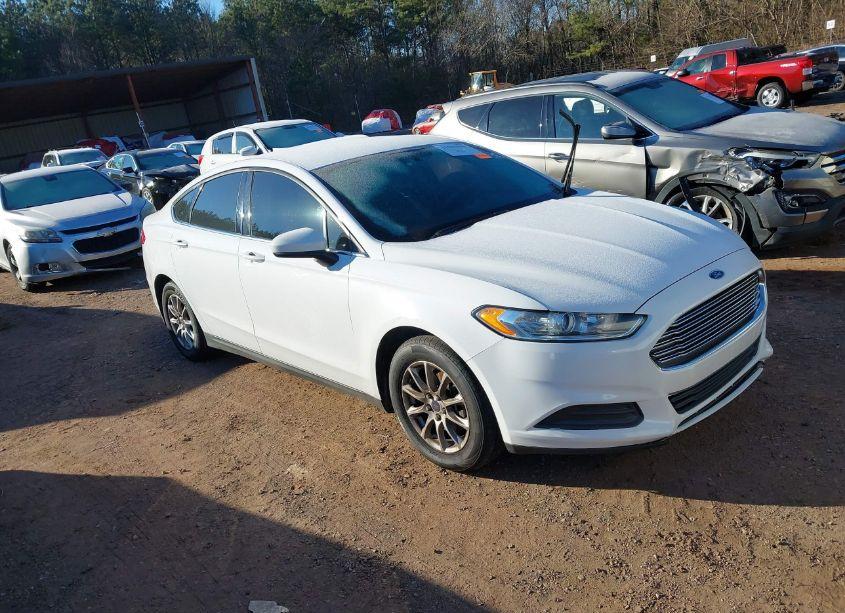 2015 Ford Fusion S (VIN 3FA6P0G77FR132275) main photo